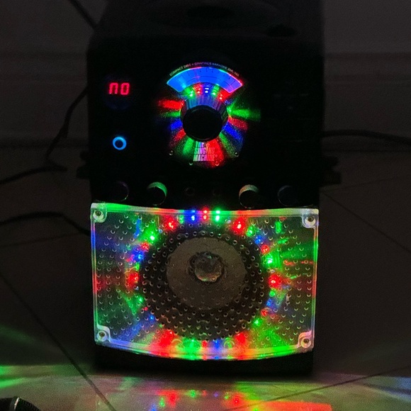 Karaoke machine (portable) - Picture 2 of 6